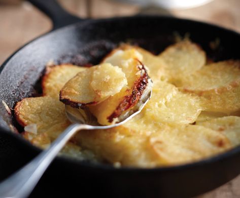 Irish Stove-Top Potatoes with cheese Stovetop Potatoes, Stove Top Potatoes, Easy Irish Recipes, Gold Potato Recipes, Delicious Potatoes, Irish Cooking, Irish Potatoes, Cream Sauce Recipes, Cheese Potatoes