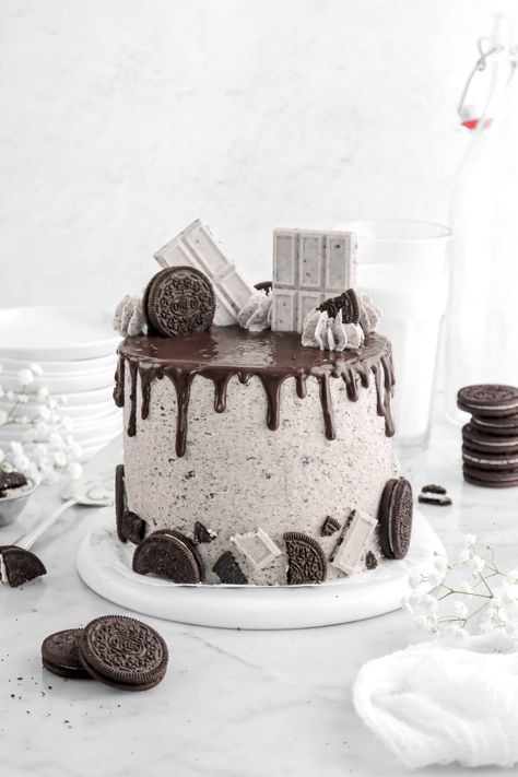 Sweet vanilla cake, loaded with oreo chunks, and frosted with a dreamy oreo frosting. This Oreo Cake (aka Cookies and Cream!) is the ultimate treat for any oreo lover! So simple, but SO. GOOD. Frosting Cookies, Oreo Torte, Oreo Cookie Cake, Oreo Birthday Cake, Oreo Frosting, Bakers Table, Cookies And Cream Cake, 21st Birthday Cakes, Oreo Cookie