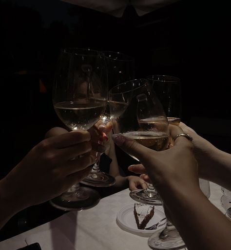 Wine Cheers Aesthetic, Cheers Aesthetic, Girls Night Aesthetic, Wine Cheers, Theme Instagram, Cheers Photo, Wine Photography, Dark Theme, Aesthetic Dark