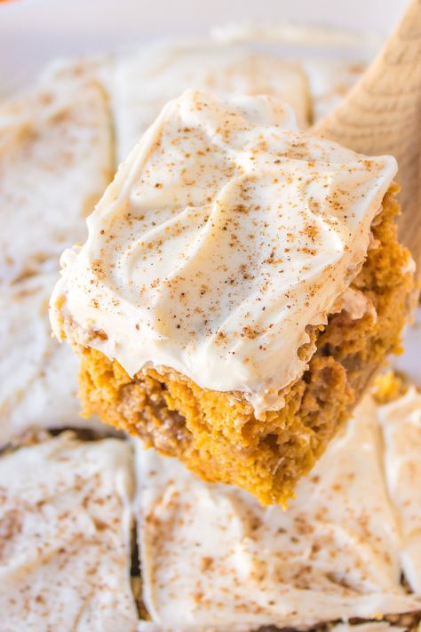 Moist and with just the right amount of pumpkin flavor and pumpkin pie spice, this Pumpkin Poke Cake is easy and a real crowd-pleaser! Pumkin Poke Cake, Pumpkin Pudding Cake, October Recipes, Pumpkin Spice Cake Recipe, Pumpkin Poke Cake, Pumpkin Cake Easy, Pumpkin Pie Cake, Pumpkin Pudding, Pumpkin Cake Recipes