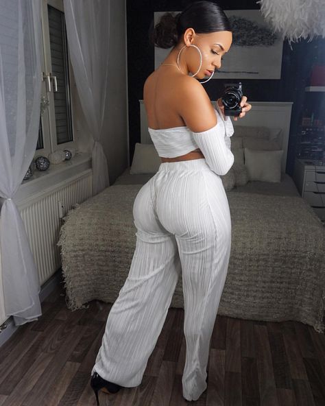 6,343 Likes, 23 Comments - FoundBAE (@ifoundbae) on Instagram: “🇪🇸 @mercedespanish” Black Fashion Bloggers, Fashion Blogger Instagram, Front Crop Top, Top Crop, White Short, Two Piece Outfit, Straight Leg Pants, Black Fashion, White Shorts