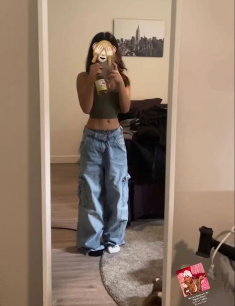 outfit, baggy pants, y2k, fit inspo, baddie, jeans How To Find Baggy Jeans, Bagy Outfits For Girl, Baggy Pants Tiny Top Outfit, Small Top Baggy Pants Outfit, Baggy Pants Tiny Top, Big Pants Tiny Top, Baggy Fits Women, Baggy Pants Tight Top, Outfit Ideas With Baggy Jeans