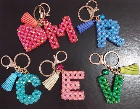 Beaded Letter Keychains, Beaded Keyholder, Beaded Letters, Hand Beaded Bag, Diy Hair Accessories Ribbon, Beads Craft Jewelry, Diy Jewelry Unique, Diy Bags Patterns, Crystal Bags