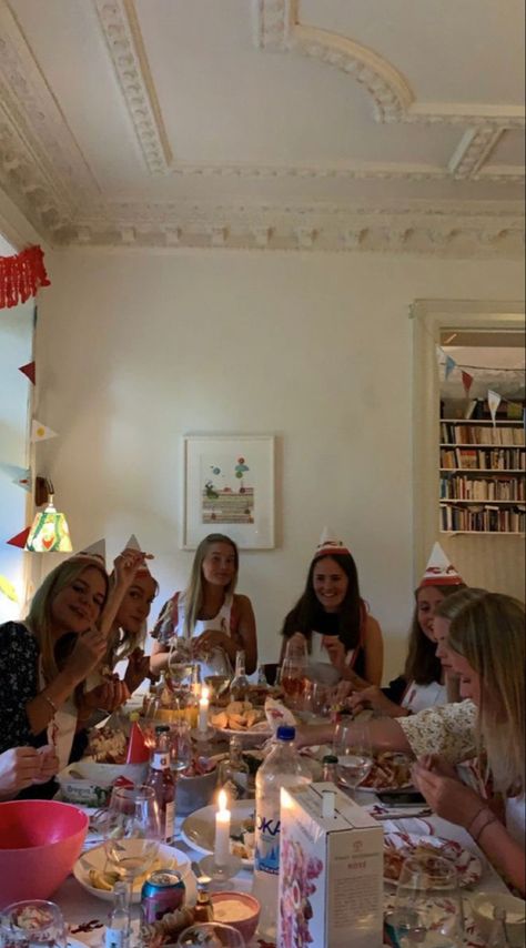 Uni House, Birthday Inspo, Bday Girl, 20th Birthday, Friend Goals, Summer Dinner, Best Friend Goals, Birthday Dinners, Friend Photoshoot