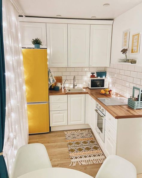 Cosiest Home en Instagram: “Via @homely_decors⁠⠀ ⁠That bright mustard fridge is the heart of this kitchen, isn't it 💛💛💛??⠀ ...⁠⠀ Follow us for more 👉…” L Shape Kitchenette, 6x6 Kitchen Layout, Tiny L Shaped Kitchen, Kitchen Shapes Layout, Tiny Adu, Small L Shape Kitchen Design, Tiny U Shaped Kitchen, Small L Shaped Kitchen, L Shaped Kitchen Interior