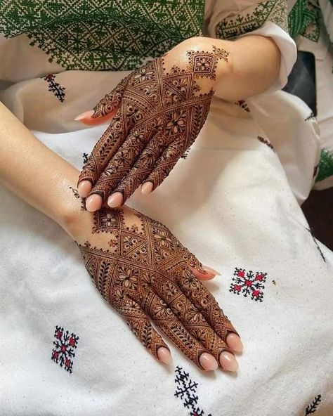 New Henna Designs Unique, Rose Flower Mehndi, Bridal Feet Mehndi Designs, Mehndi Modern, Bridal Feet Mehndi, Mehndi Designs Unique, Feet Mehndi Designs, Flower Mehndi Design, Flower Mehndi