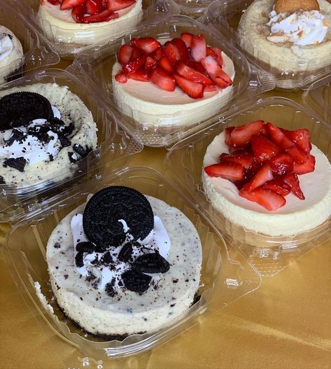 Personal Cheesecake, Cheesecake Business, Flan Dessert, Cheesecake Strawberry, Cheesecake Oreo, Yummy Cheesecake, Mini Cake Pans, Cheesecake Mini, Cheesecake Cupcakes