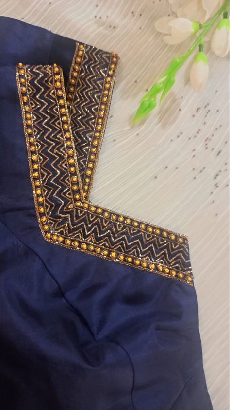 Zigzag work in neck and sleeve Blouse Designs Aari Work, Blouse Maggam Work, Embroidery Blouses, Maggam Work Blouse, Blouse Embroidery, Wedding Blouse Designs, Aari Work Blouse, Blouse Designs Silk, Wedding Blouse