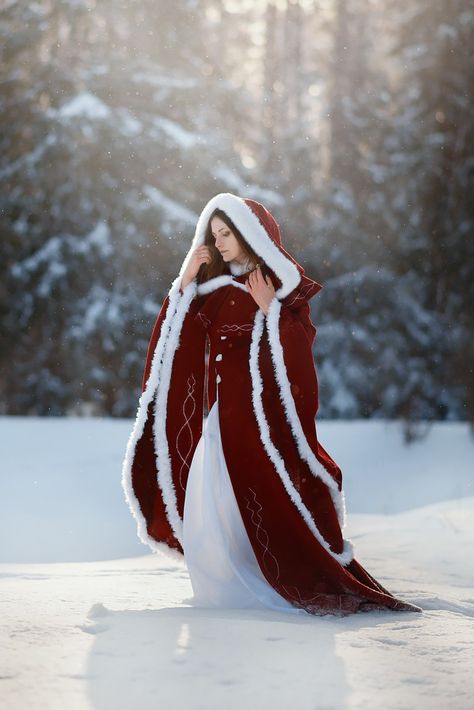 Winter Cloak Aesthetic, Christmas Fantasy Outfit, Snow Dress Aesthetic, Snow Dresses, Winter Wedding Dress Cape, Winter Fairytale Photoshoot, Winter Fantasy Dress, Fantasy Winter Outfits, Christmas Cosplay