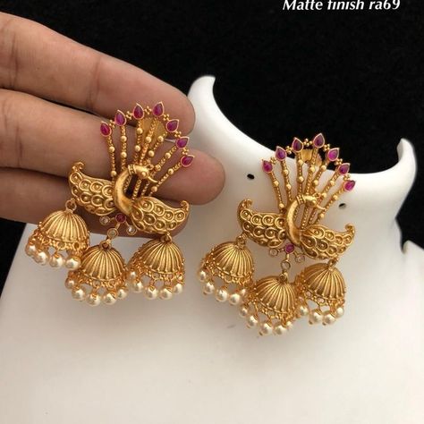 Daily Wear Gold Earrings, Latest Gold Earrings, Gold Hoop Earrings Style, Gold Earrings Design, Earrings Latest, Temple Jewellery Earrings, Earrings Fancy, Gold Jhumka, Gold Temple Jewellery