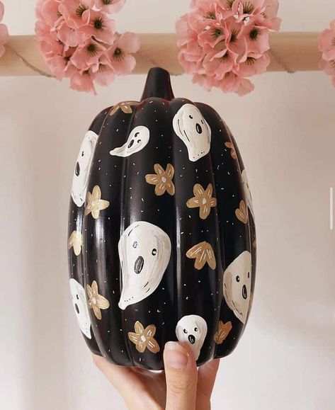 Hand Painted Halloween Pumpkins, Halloween Pumpkin Ideas, Cute Painted Pumpkin Ideas, Victorian Bohemian Decor, Bathroom Victorian, Pumpkin Painting Party, Halloween Pumpkin Crafts, Lady Decluttered, Hand Painted Halloween