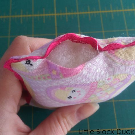 Mini Pillows Ideas, Tiny Pillows, Club Activities, Mini Pillows, Sewing Machine Projects, Square Jewelry, Pillow Tutorial, Small Sewing, Ladder Stitch