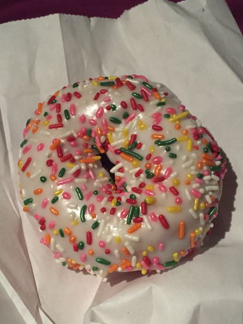 Rainbow Sprinkles on frosted donut from Chuck's! Donut Sprinkle, Sweet Foods, Cookie Cake Birthday, Bakers Gonna Bake, Sprinkle Donut, Yellow Sunglasses, Food Babe, Delicious Donuts, Yummy Comfort Food