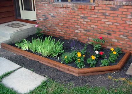 64 Flower Bed Edging Ideas Landscape Timber Edging, Side Landscaping, Level Garden, Flower Bed Borders, Small Flower Gardens, Budget Landscaping, Flower Bed Edging, Front Flower Beds, Landscape Timbers