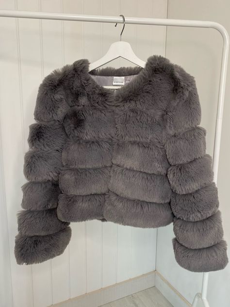 Chav Winter Outfits, Chavvy Outfits Uk, Grey Fur Coat Outfit, Lush Outfits, Chavvy Outfits, Chav Style, Chav Outfits, Grey Faux Fur Coat, Georgina Sparks