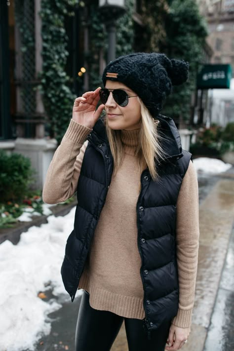 J.Crew Puffer Vest | Black and Camel Winter Outfit Idea Vinter Mode Outfits, Fall Outfits Ideas, Mode Boho, Trendy Winter, Mode Casual, Cute Fall Outfits, Vest Outfits, Black Women Fashion, Looks Chic