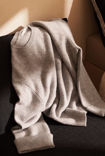 Linen Editorial, Cashmere Sweater Women, Fashion Photography Inspiration, Clothes Aesthetic, Minimal Outfit, Clothing Photography, Sweater Collection, Tech Fashion, Warm Outfits