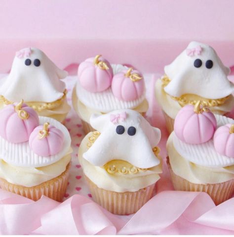 Halloween Torte, Cupcakes Pink, Ghost Cupcakes, Dulces Halloween, Cupcake Tutorial, Halloween Cupcake, Pretty Halloween, Halloween Baking, Pink Pumpkins