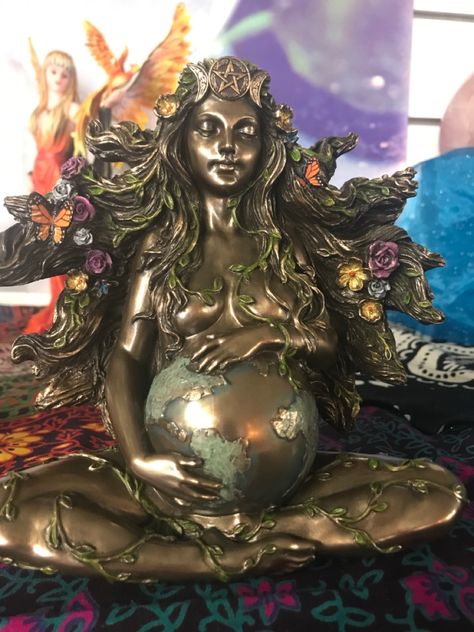 Mother Earth Pregnant, Gaia Altar, Kylie Pregnant, Yoga Prenatal, Ancient Astronaut Theory, Gaia Goddess, Trippy Alien, Witchy Room, Green Witchcraft