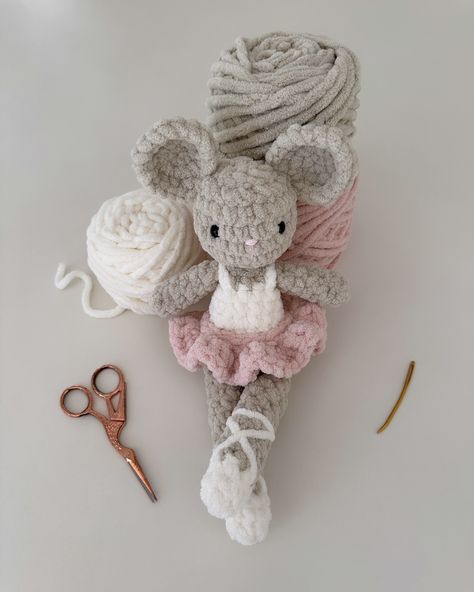 Little miss Brie Ballerina 🩰💕 How gorgeous is this sweet ballerina by @oakandmarlow 🥹 This pattern works up beautifully and is filled with so many thoughtful details 💖 There’s something truly magical about Jocelyn’s designs ✨ Pattern coming soon by @oakandmarlow #oakandmarlow #brieballerina #crochetmouse #crochetballerina #amigurumimouse #amigurumiballerina #tinydancer #crochet #crocheter #crochetersofinstagram Things To Crochet For A Baby, Crochet Ideas Gift, Little Things To Crochet, Crochet Amigurumi Ideas, Little Crochet Gifts, Cute Crochet Ideas Easy, Unique Crochet Ideas, Baby Crochet Projects, Crochet Projects For Kids