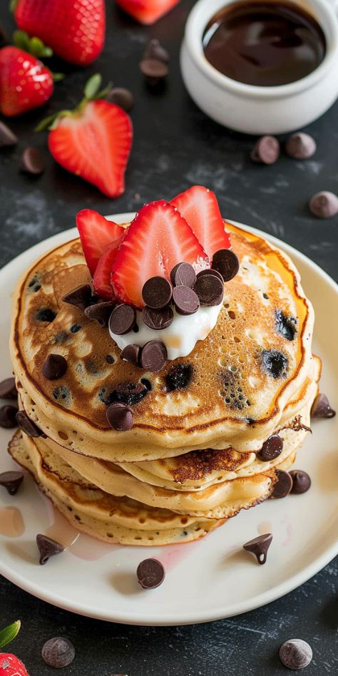 Strawberry Chocolate Chip Pancakes [25 Minutes] - Chasety Cute Yummy Food, Baking Food Recipes, Chocolate Chip Pancake, Aesthetic Essen, Pancakes Breakfast, Eat Healthy Aesthetic, Good Looking Food, Pancake Breakfast, Perfect Things