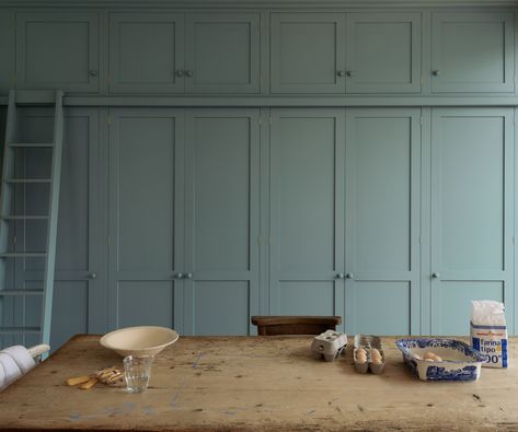 A whole wall of bespoke deVOL Shaker cupboards Colorful Cabinets, Cabinet Cabinet, Makeover Kitchen, Cabinets Makeover, Kitchen Painting, Farmhouse Cabinets, Devol Kitchens, Shaker Style Cabinets, Built In Cupboards