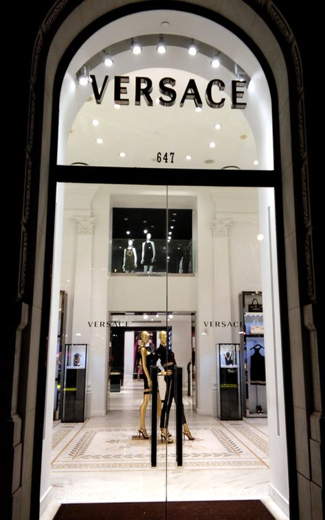 Versace Unboxing, Luxury Shopping Spree Aesthetic, Versace Store Aesthetic, Versace Building, Versace Store Interior, Versace Aesthetic, Versace Store, Retail Store Layout, Aesthetic Stores