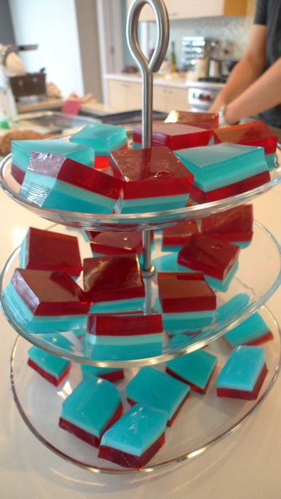 Finger Jello Recipe, Jello Squares, Layered Jello Recipe, Finger Jello, Jello Mold Recipes, Jello Jigglers, How To Make Jello, Jelly Cakes, Jello Recipe