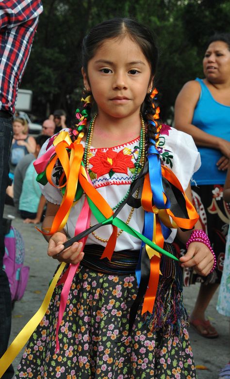 Columbian Culture Clothing, Mexican Braids With Ribbon, Mexican Braids, Braids With Ribbon, Flowers Mexico, Guatemalan Clothing, Mexican Hairstyles, Frida Kahlo Style, Brown Pride