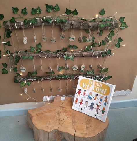 Reggio Wall Decor, Self Registration Eyfs Ideas Natural, Reggio Emilia Classroom Setup, Self Registration Eyfs Ideas, Eyfs Displays, Nursery Displays, Kindergarten Gym, Nature Based Classroom, Preschool Classroom Layout