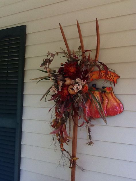 Fall arrangement on an old wooden pitch fork for indoors or outdoors.                                                                                                                                                                                 More Garden Tools Decor, Welding Projects Ideas, Pitch Fork, Start Of Fall, Pitch Forks, Fall Decor Diy Crafts, Creative Wreaths, Fall Floral Arrangements, Fall Arrangements