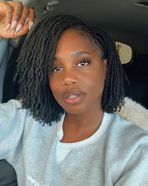 Kendra Kenshay - Locs on Instagram: "Ponytail check ✔️ [SWIPE] #TextureTuesday #kendrakenshay #microlocs #locjourney #locs #locstyles #yourloccrush #locdbae #locdqueen" Microlocs Bob, Micro Locs Vs Sister Locs, Short Microlocs, Microlocs Inspiration, Locs Ponytail, Micro Braids Styles, Short Dreads, Micro Locs, Sister Locs