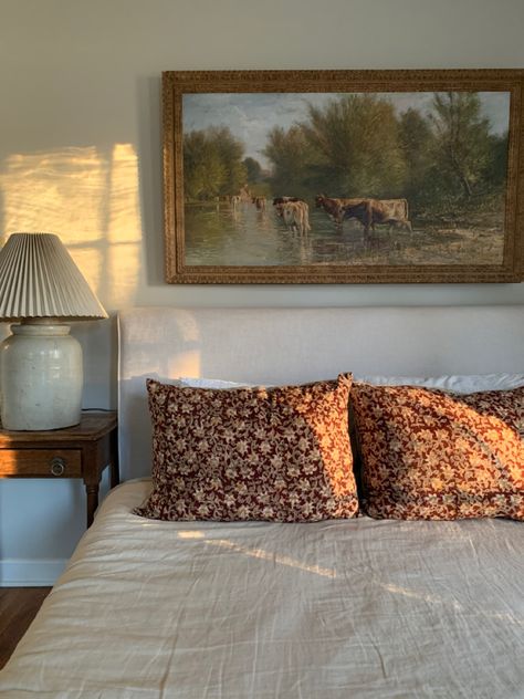 Mcm Farmhouse Bedroom, Modern Traditional Bedding, Kristen Johns House, Quaker Interior Design, Different Home Decor Aesthetics, European Cottage Core Aesthetic, Mediterranean Apartment Bedroom, Traditional Timeless Home, Small Space Tile Floor