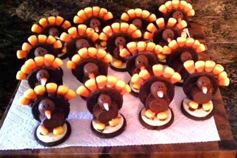 Thanksgiving Candy Crafts, Candy Turkeys, Oreo Turkey, Classic Pumpkin Pie Recipe, Thanksgiving Chocolates, Chocolate Turkey, Thanksgiving Candy, Turkey Treats, Turkey Cookies