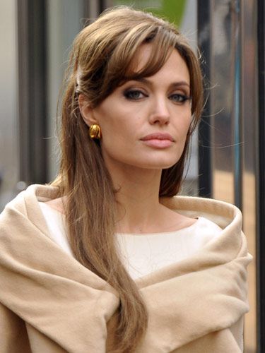 Angelina Jolie in the The Tourist. Not many liked the movie, I did, and I LOVED her makeup in this. Angelina Jolie Hair Color, Caramel Brown Hair Color, Angelina Jolie Hair, Caramel Brown Hair, Light Bangs, Golden Brown Hair, Bronde Hair, Hair Color Caramel, Caramel Hair