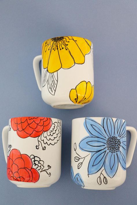 HGTV.com shows you how to decorate a coffee mug using ceramic paint and bold floral designs anyone can do. Coffee Cup Crafts, Diy Keramik, Paint Your Own Pottery, Diy Mugs, Pottery Painting Designs, Cup Crafts, Keramik Design, Tassen Design, Painted Mugs