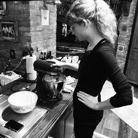 taylorswift's photo on Instagram Winter Baking, Tiny Shorts, Swift Facts, Taylor Swift Facts, Swift Photo, Swift 3, Taylor Swift 13, Taylor Swift Pictures, Sweet Life