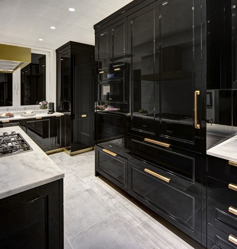 High gloss black kitchen cabinetry that is bright and bold yet inviting! #kitchenideas #colorfulkitchens #kitchendesigns Black Gloss Cabinets, Black Lacquer Cabinets, High Gloss Black Cabinets, Black Bright Kitchen, High Gloss Black Trim, Gloss Black Kitchen Cabinets, Kitchen Ideas Classic Luxury, Shiny Black Kitchen Cabinets, Black Laquer Cabinets Kitchen