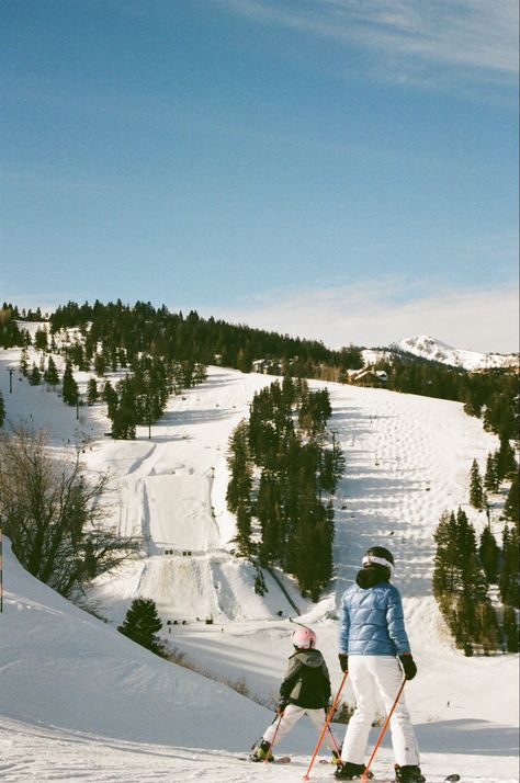 Skiing Film Photography, Ski Film Photography, Colorado Skiing Aesthetic, Winter Film Photography, Ski Photos, Ski Resort Aesthetic, Vintage Skiing Aesthetic, Ski Film, Winter Ski Fashion