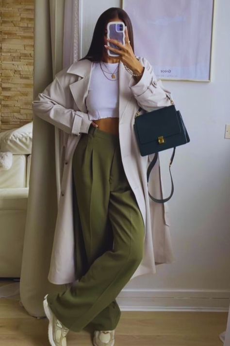 Outfit casual chic with trench coat, crop top, palazzo Elegant Palazzo Outfit, Crop Top Palazzo, Palazzo Outfit, Palazzo Pants Outfit, Trendy Crop Top, Trendy Crop Tops, Sophisticated Outfits, Classic Trench Coat, Balance Sneakers