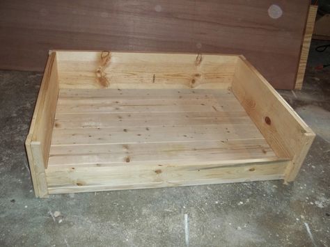 Jaime of All Trades: DIY Large Wooden Dog Bed Large Wooden Dog Bed, Dog Bed Diy Large, Dog Beds Homemade, Wood Dog Bed, Wooden Dog Bed, Pallet Dog Beds, Diy Pet Bed, Diy Dog Bed, Wooden Dog