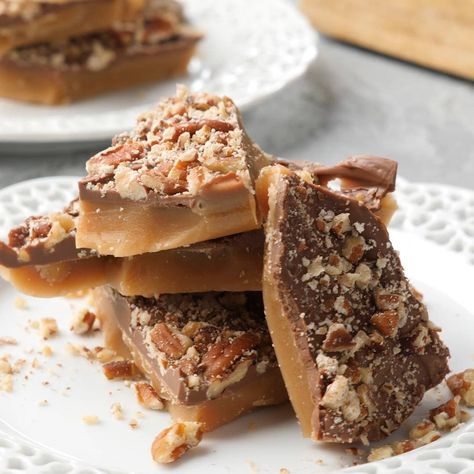 Homemade Heath Bars | You definitely should try making these HOMEMADE HEATH BARS at home! They're the perfect copycat Heath Bar candy bar recipe. Print the full recipe here:... | By RecipeGirl Heath Bar Recipes, Heath Candy Bar, Bars At Home, Candy Bar Recipe, Heath Bar, Heath Bars, Candy Recipes Homemade, Bar Recipe, Recipe Boards