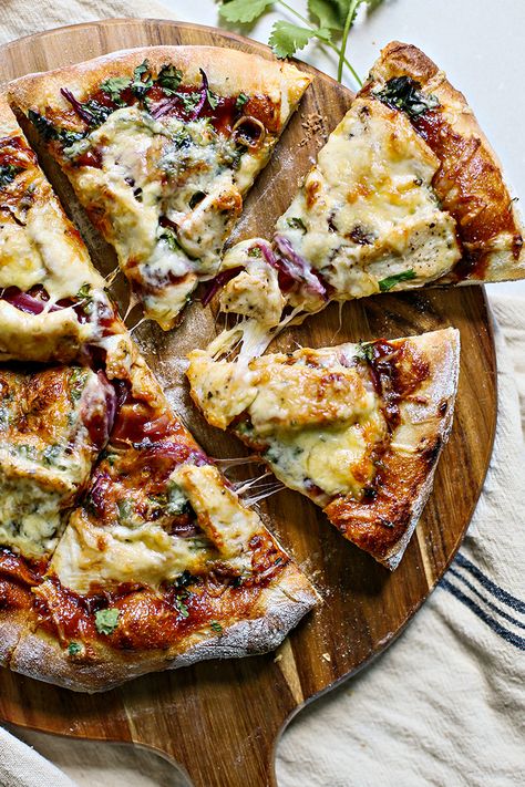 Veggie Tart, Chicken Flatbread Pizza, Best Bbq Chicken, Barbecue Pizza, Friday Night Pizza, Barbecue Chicken Pizza, Barbecue Side Dishes, Barbecue Chicken Recipe, Homemade Crust