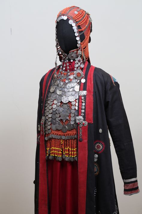 Chuvash costume side view Azerbaijani Traditional Clothing, Mongolian Historical Clothing, Uzbek Uyhuirwomen Traditional Dresses, Turkmenistan Woman Traditional Dresses, Bashkir Traditional Clothing, Popular Costumes, Historical Design, Ethnic Design, Folk Costume