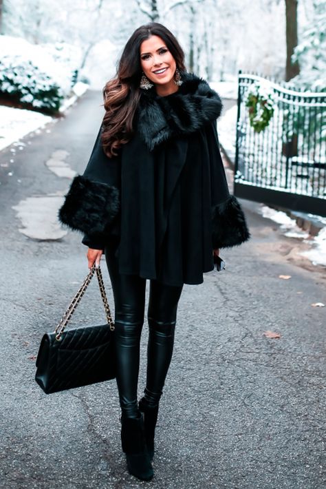 Cape Outfits For Women Winter, Winter Outfits With Black Coat, Luxury Winter Fashion, Winter Cape Outfit, Winter Black Outfits, Shawl Outfit Winter, Black Cape Outfit, Black Winter Outfits, All Black Winter Outfit