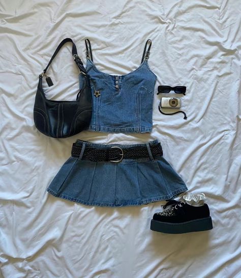 2000s Mini Skirt Outfit, Y2k Denim Skirt Outfit, Outfits With Denim Skirt, Chunky Platform Shoes, Y2k Denim Skirt, Denim Skirt Outfit, 2000s Outfit, Mini Denim Skirt, Vintage Outfit