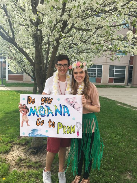 Moana Promposal Moana Homecoming Proposal, Moana Hoco Proposals Ideas, Mulan Promposal, Moana Hoco Proposal, Moana Promposal, Creative Prom Proposal Ideas, Prom Slay, Homecoming Poster Ideas, Prom Posters