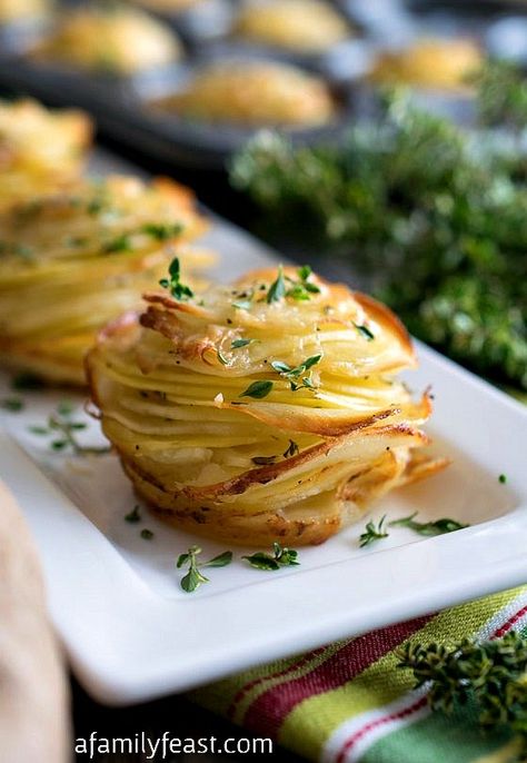 Asiago Potato Stacks - Super simple to make, these delicious potato stacks are the perfect, elegant side dish to any meal! Party Dinner Ideas, Fancy Appetizer Recipes, Potato Stacks, Thanksgiving Potluck, Fancy Appetizers, Thanksgiving Appetizer Recipes, Potato Sides, Family Feast, Thanksgiving Appetizers