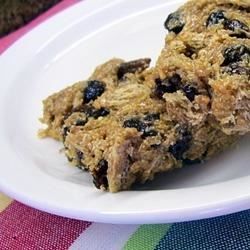 Whole wheat cereal biscuits are mixed with honey, peanut butter and raisins for this delicious bar. Cereal Bars Recipe, Shredded Wheat Cereal, Cereal Bars Recipes, Microwave Breakfast, Crumb Recipe, Mini Wheats, Microwave Snacks, Wheat Cereal, Wheat Recipes