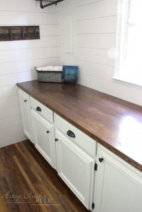 How To Make Your Own Wood Countertops (and give them a slight aged appearance too!!) artsychicksrule.com #woodcountertops #diywoodcountertop #fixerupperstyle #howtobuildcountertops Reno Tips, Diy Wood Countertops, Laundry Room Countertop, Wood Countertops Kitchen, Basement Redo, Ideas Cocina, Diy Kitchen Countertops, Cheap Countertops, Concrete Countertop